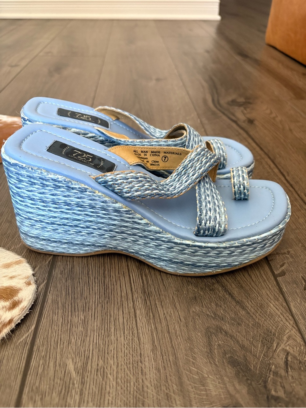 725 platform sandals